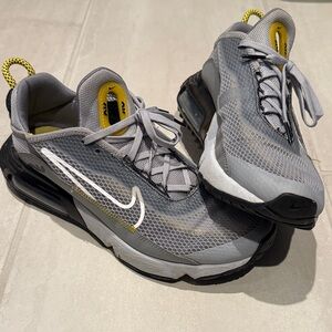 Nike Men's Gray and Yellow Sneakers